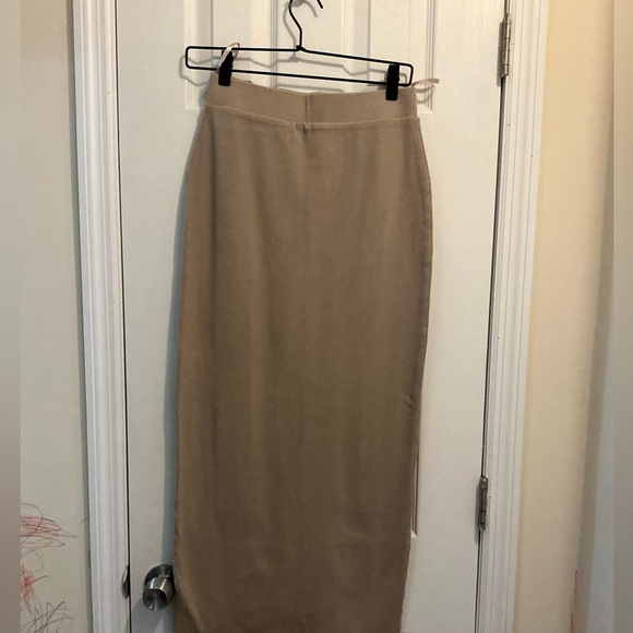 Elegant Tan knit Skirt - Picture 8 of 8